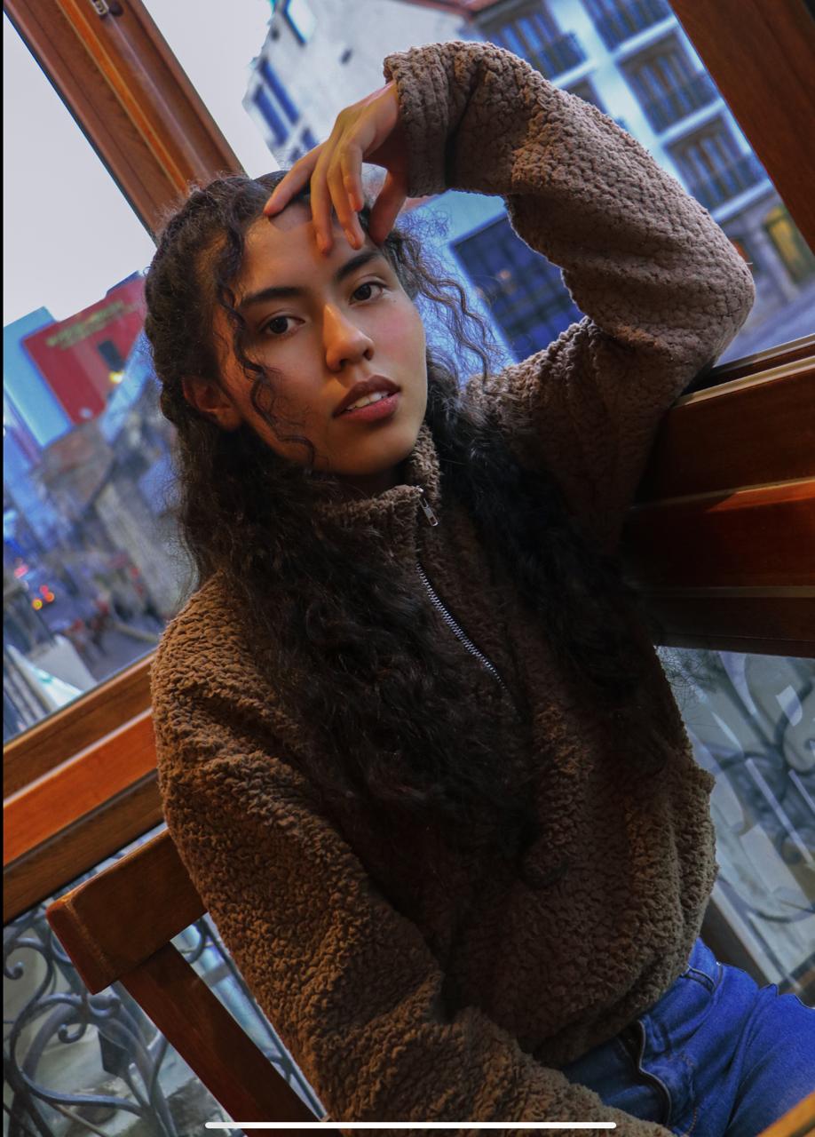 Andrea Zubia Vargas - profesional de publicidad posando en un entorno de trabajo creativo